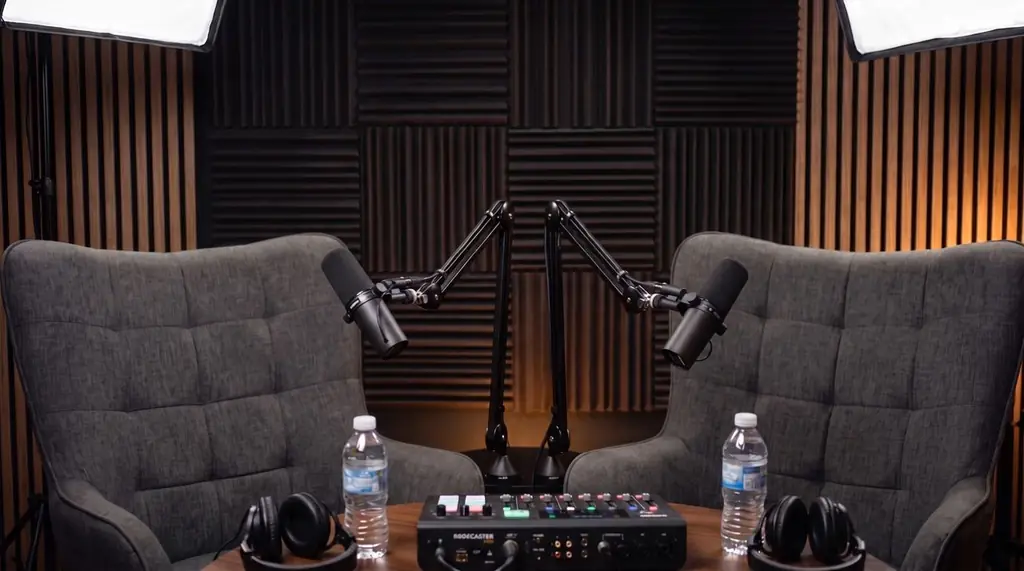 Das KI TALK Podcaststudio mit zwei Mikrofonen